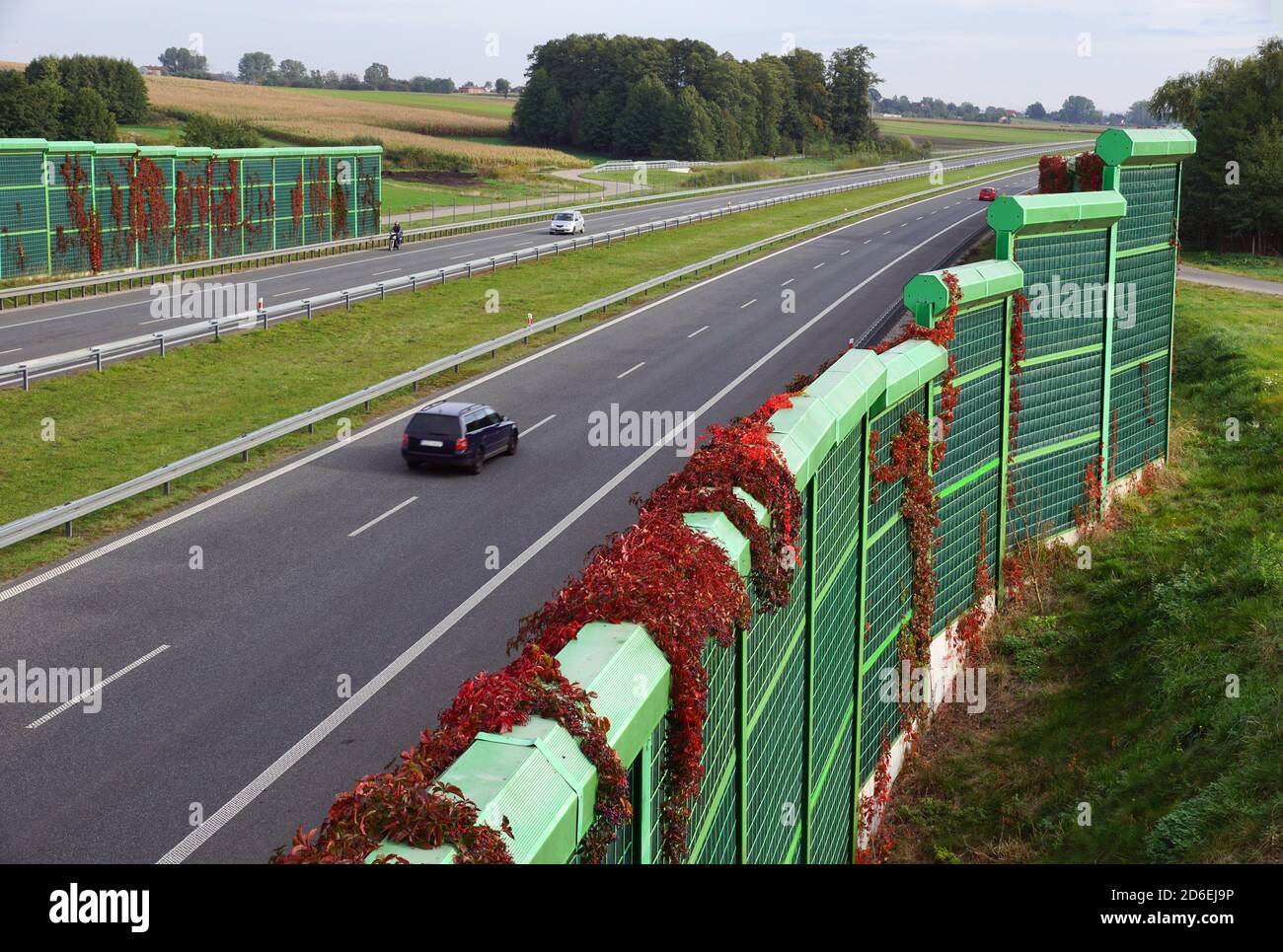 Barriere antirumore in autostrada. Le barriere proteggono i residenti locali dal rumore del traffico. Foto Stock