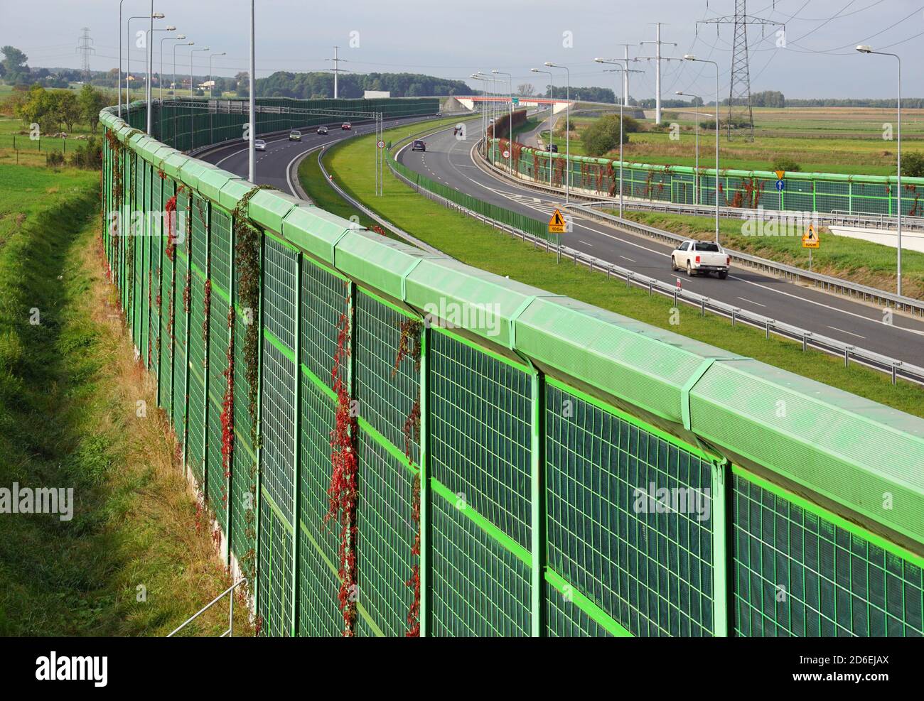 L'autostrada è protetta su entrambi i lati da barriere antirumore. Le barriere proteggono i residenti locali dal rumore del traffico. Foto Stock