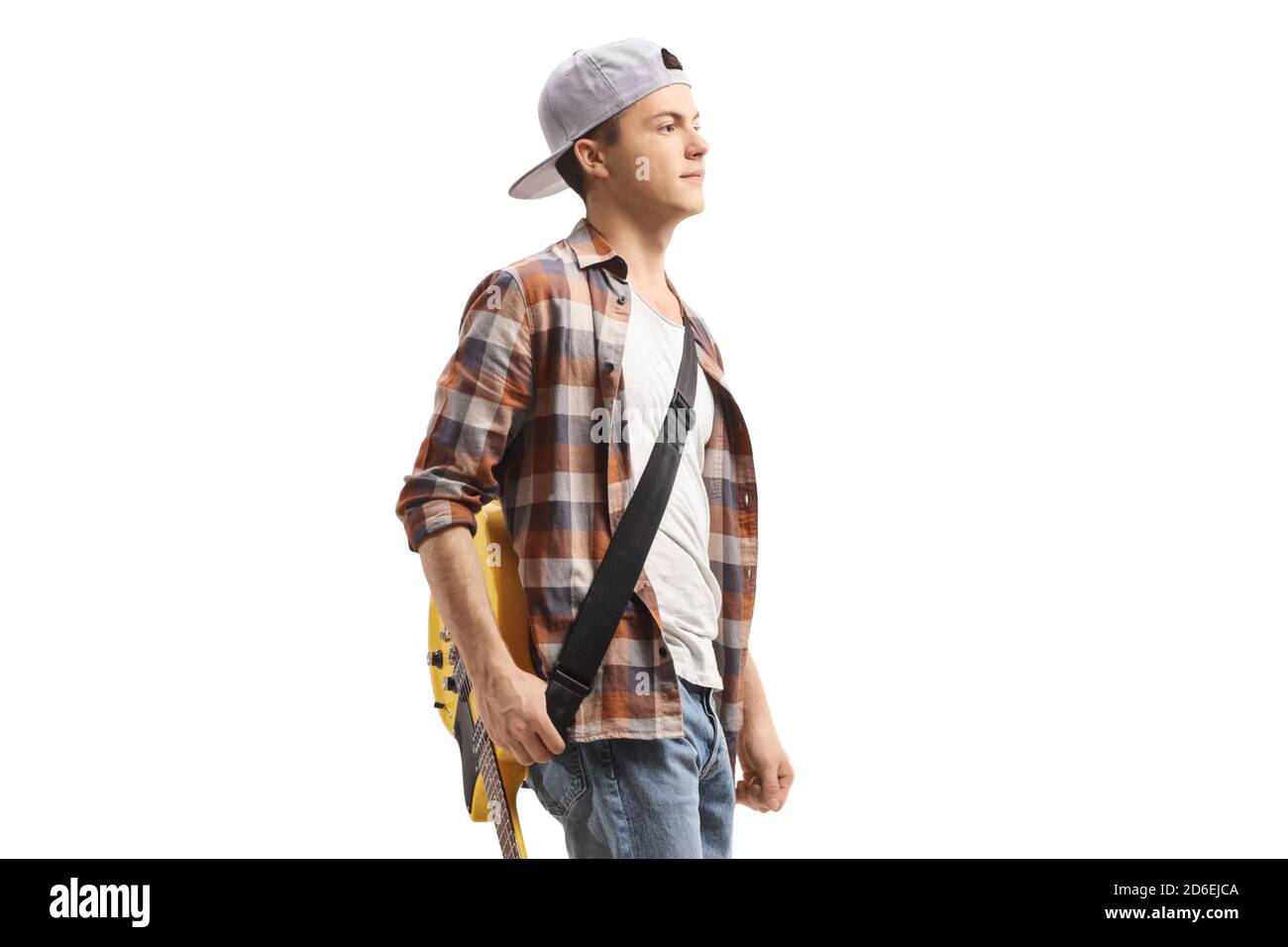 Giovane uomo che porta una chitarra su una cintura a spalla isolato su  sfondo bianco Foto stock - Alamy
