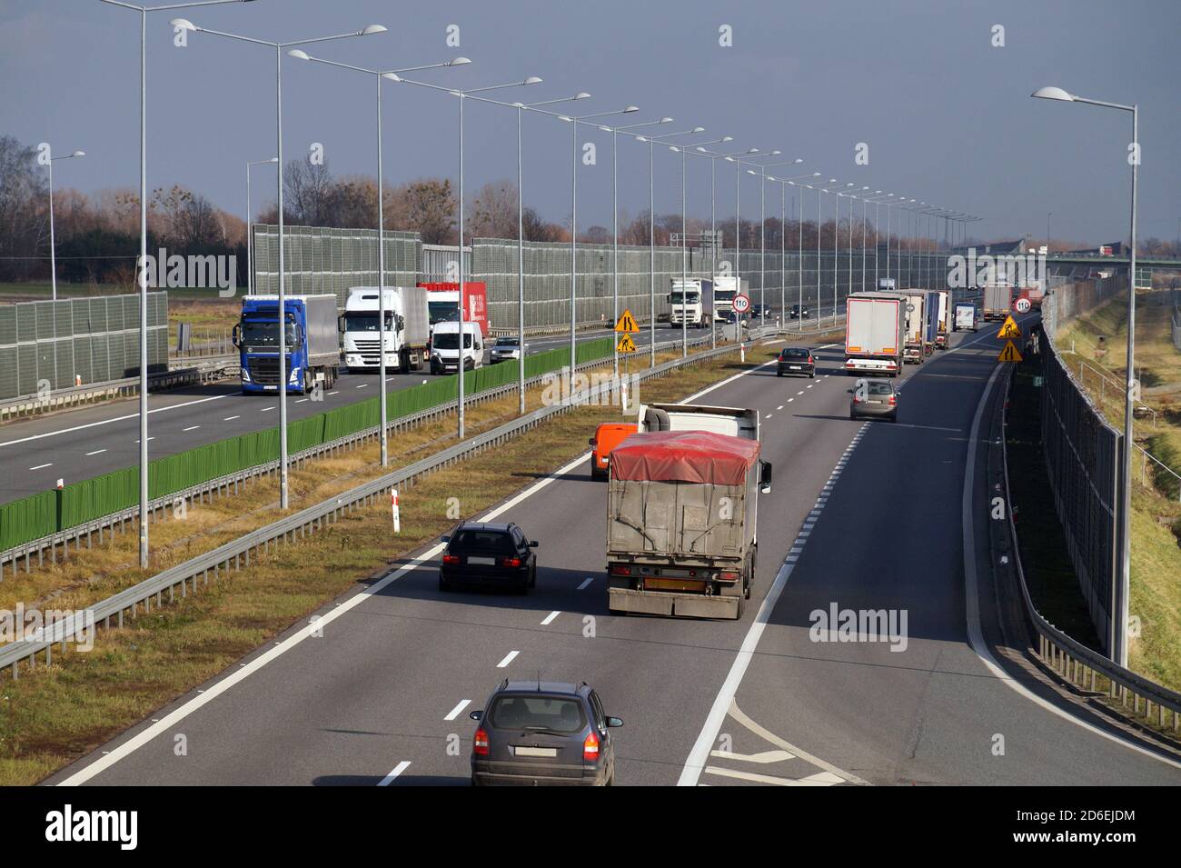 Barriere antirumore in autostrada. Le barriere proteggono i residenti locali dal rumore del traffico. Foto Stock