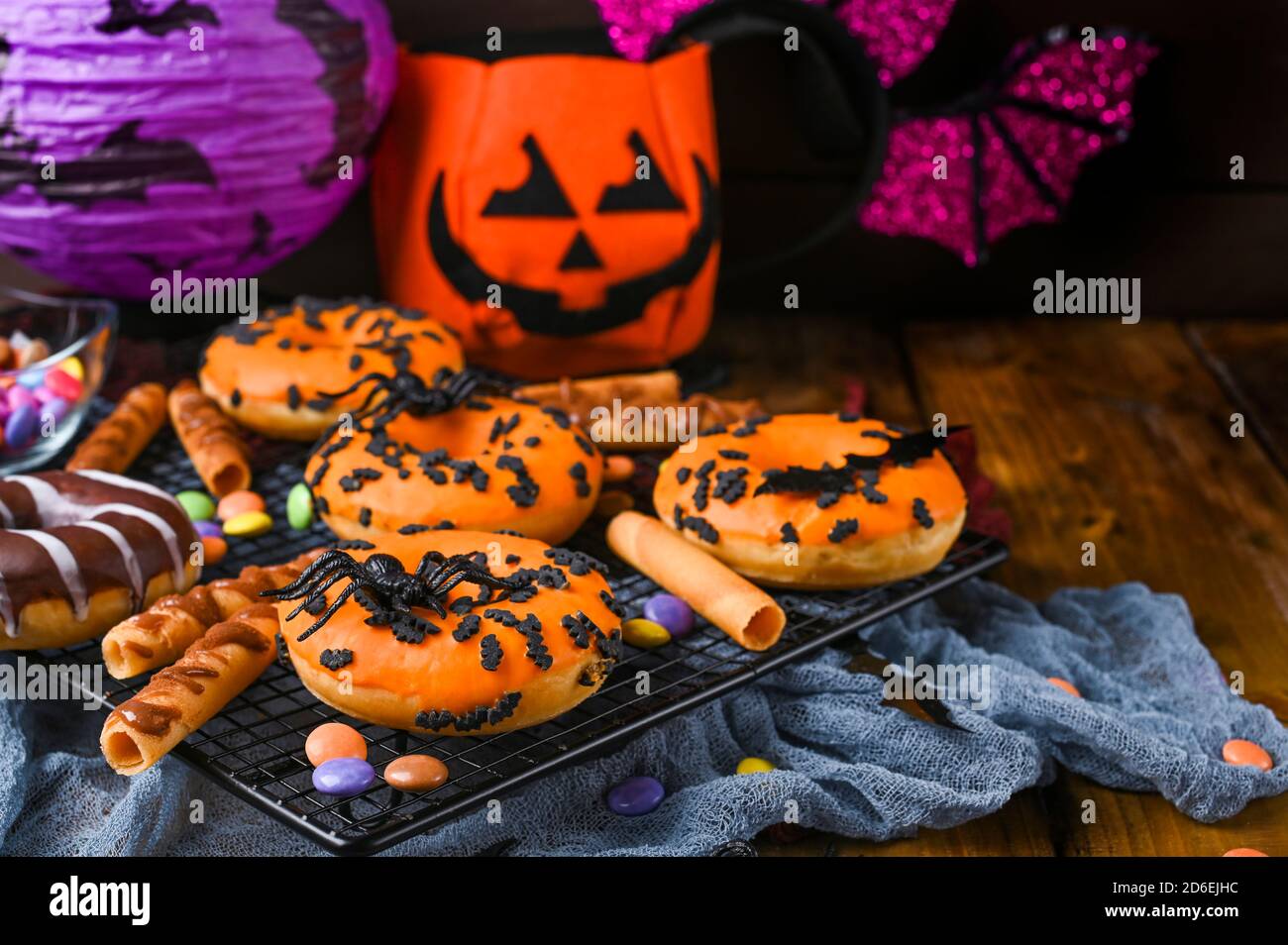 Dolci dolci decorati per una festa horror. Halloween ciambelle su sfondo di legno. Spazio di copia. Vista dall'alto. Foto di alta qualità Foto Stock