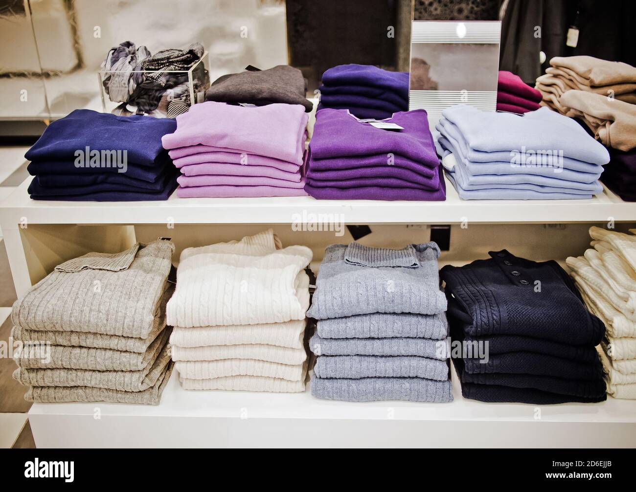 Pullover e pullover rack in un negozio di abbigliamento Foto stock - Alamy