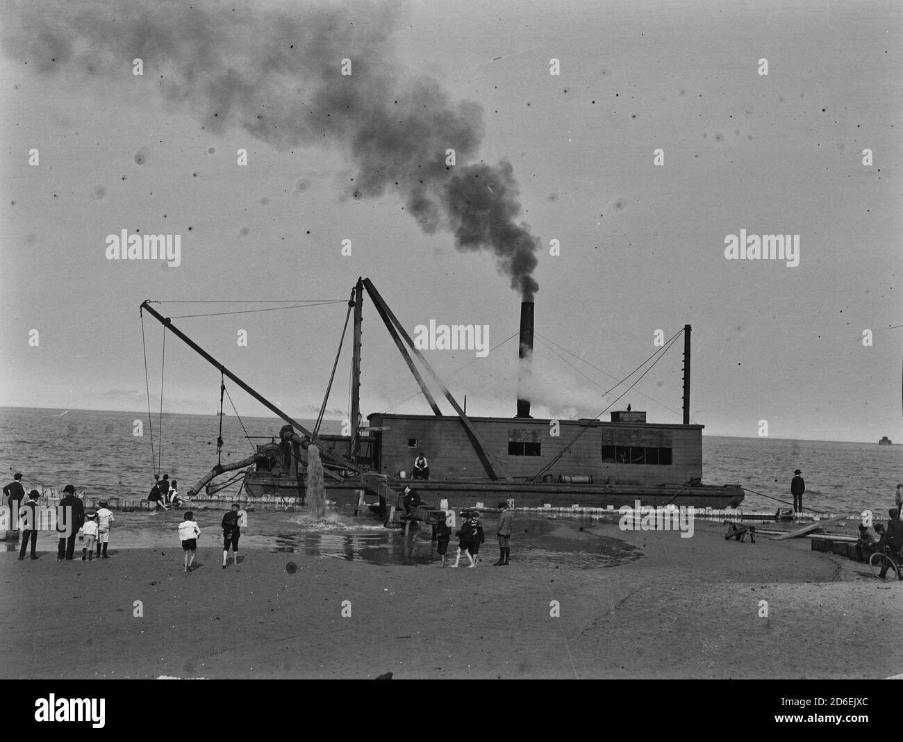 Chiatta a vapore sulle rive del lago Michigan come parte delle operazioni di riempimento a Grant Park, Chicago, Illinois, circa 1901. Foto Stock