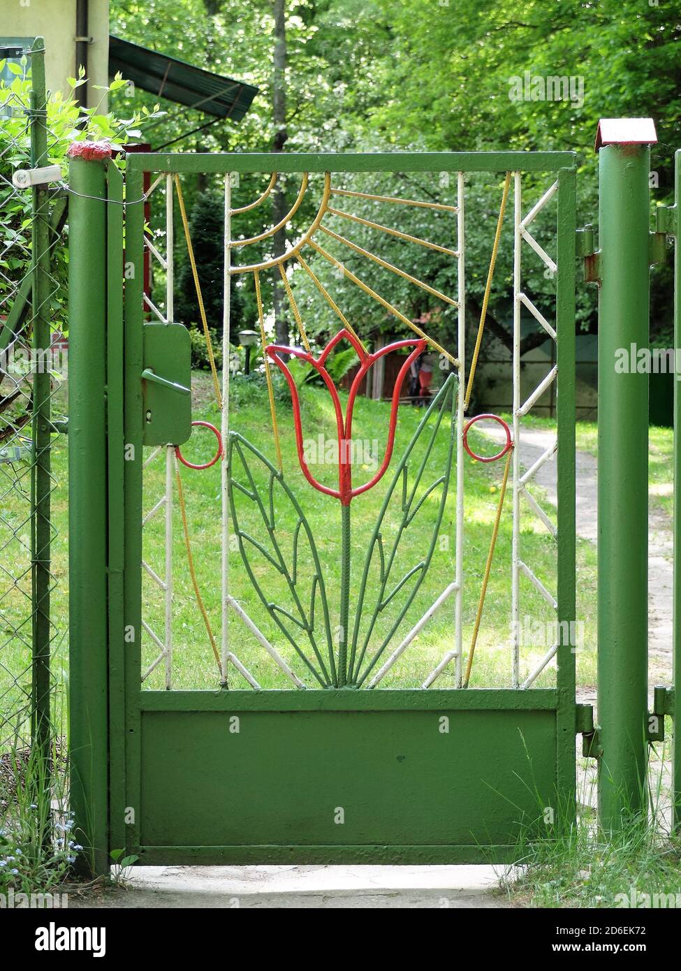Cancello da giardino in metallo con motivo tulipano Foto Stock