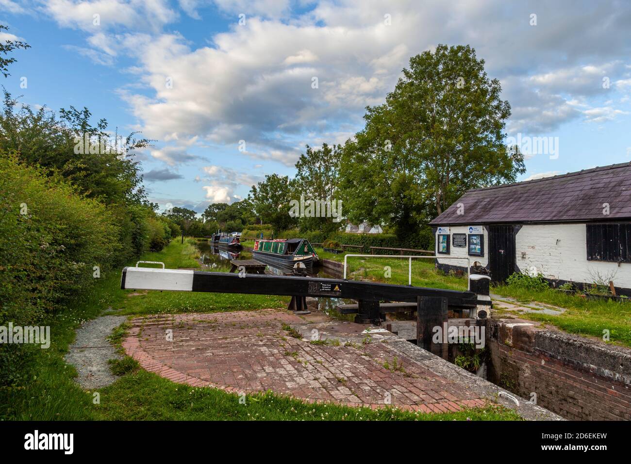 Frankton serrature, una porta di blocco sul canale Moontgomery. Questo tratto del canale segna l'inizio del canale che si distoglie dal canale di Llangollen, SH Foto Stock