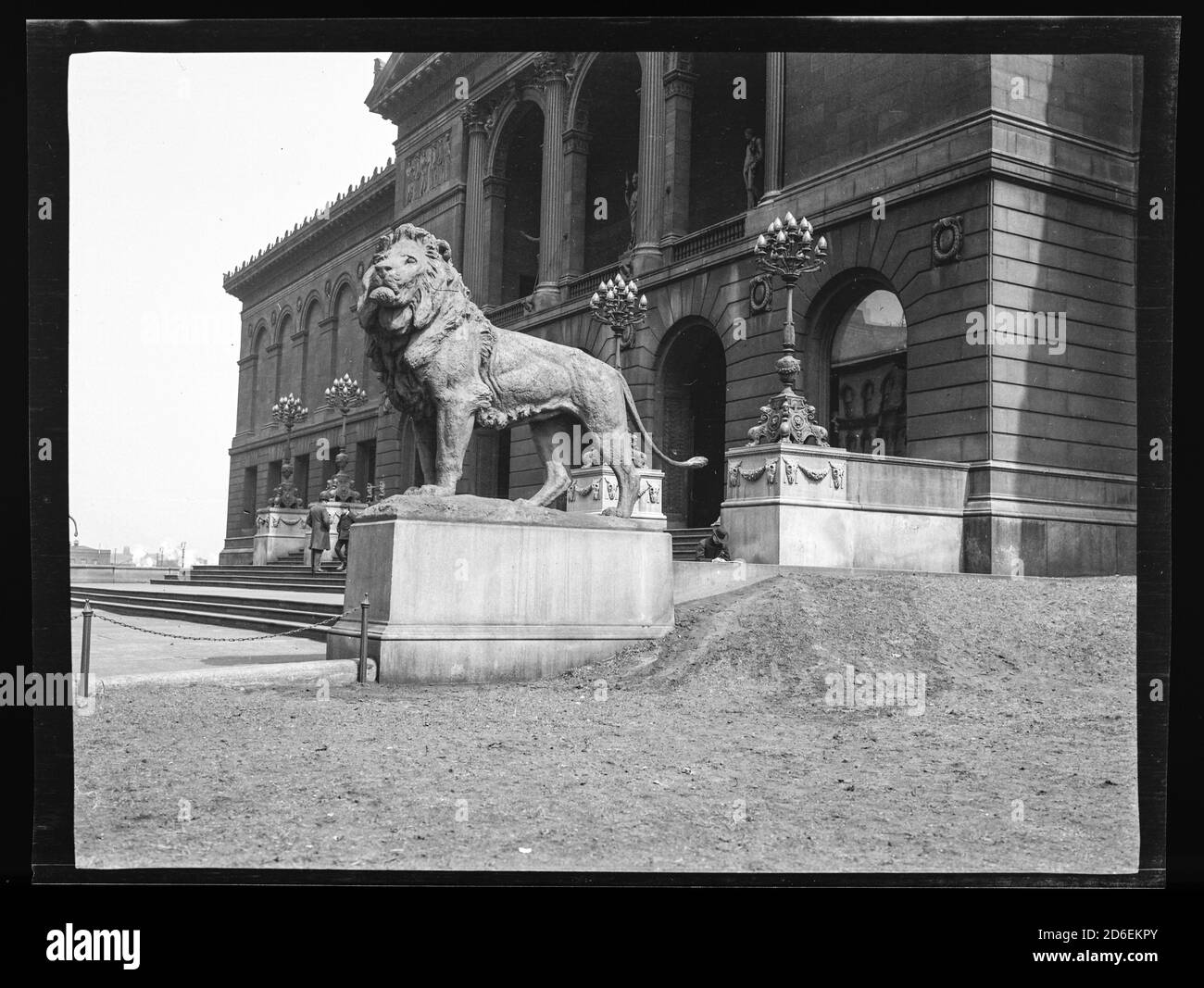 Leone di bronzo all'ingresso dell'Art Institute, Chicago, Illinois, circa 1900. Foto Stock