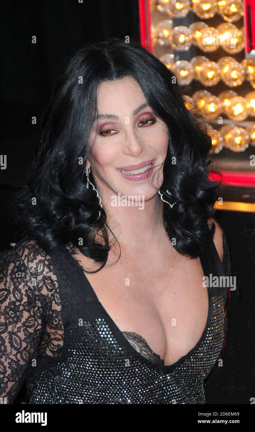 Cher arriva alla prima DI 'Burlesque' AL Grauman's Chinese Theatre di Hollywood Foto Stock