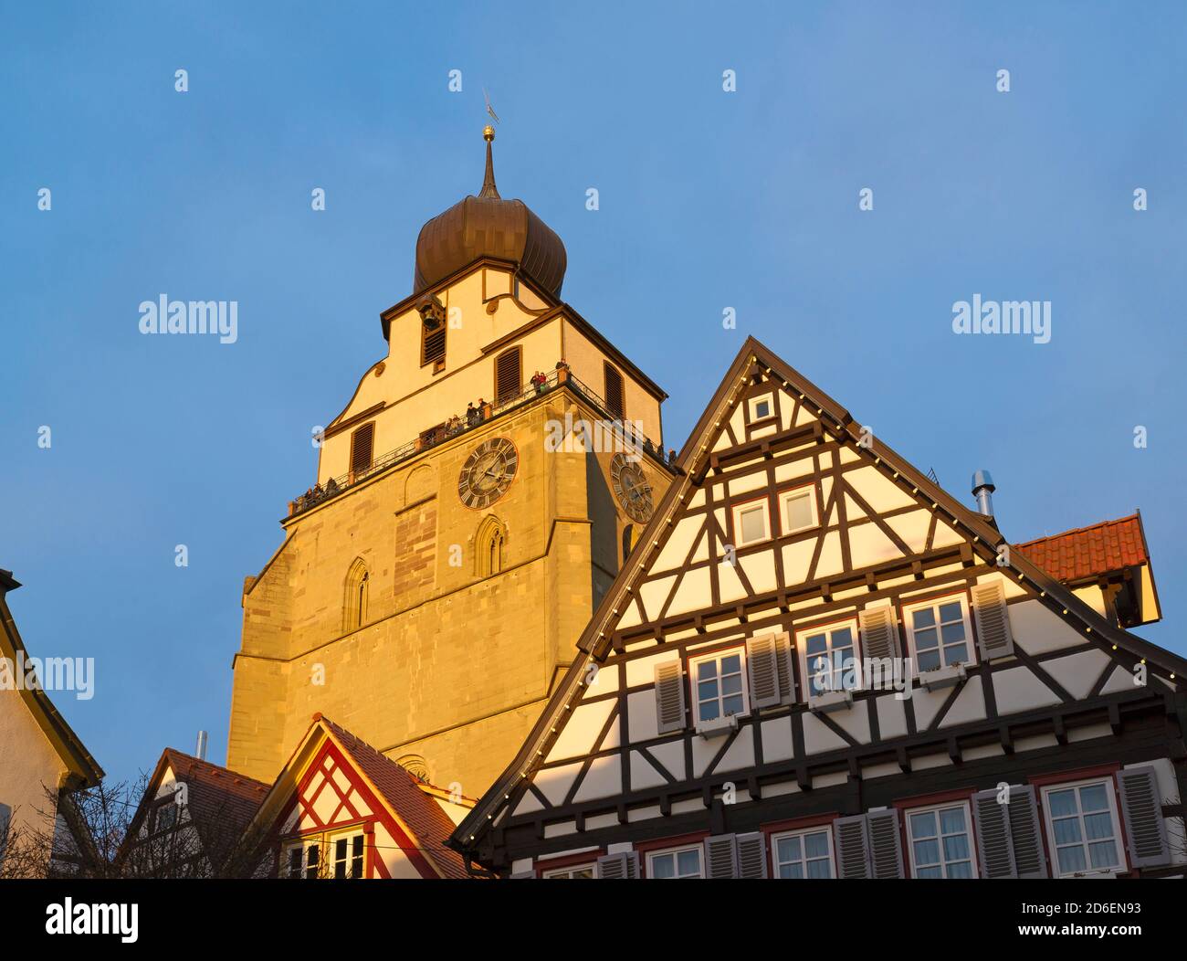Germania, Baden-Wuerttemberg, Herrenberg, chiesa collegiata di San Marien, torre della chiesa in stile gotico, cupola barocca a cipolla, il simbolo della città nella luce della sera. Foto Stock