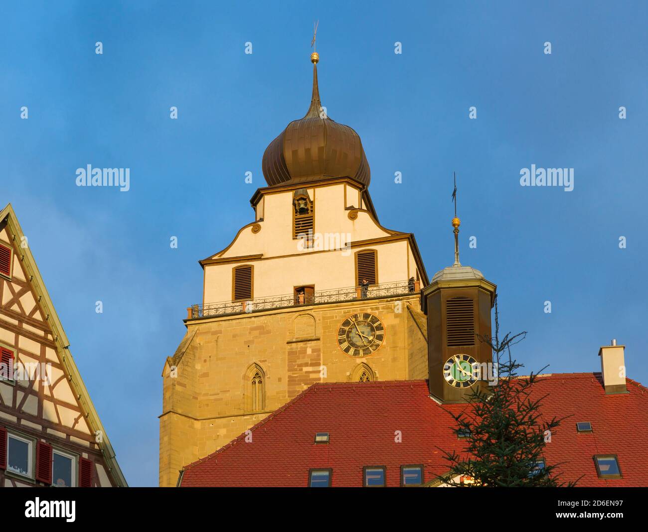 Germania, Baden-Wuerttemberg, Herrenberg, chiesa collegiata di San Marien, torre della chiesa in stile gotico, cupola barocca a cipolla, il simbolo della città nella luce della sera. Foto Stock