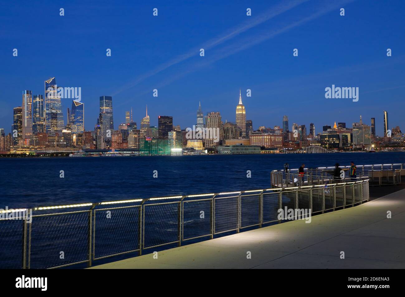 Vista al crepuscolo di Hudson Yards e dello skyline di Midtown Manhattan da Hudson River Waterfront Walkway.Hoboken.New Jersey.USA Foto Stock