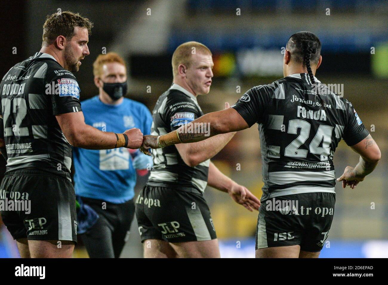 Josh Bowden si congratula con il giocatore che ha esplorato la prova, Mathè Fonua of Hull FC Foto Stock