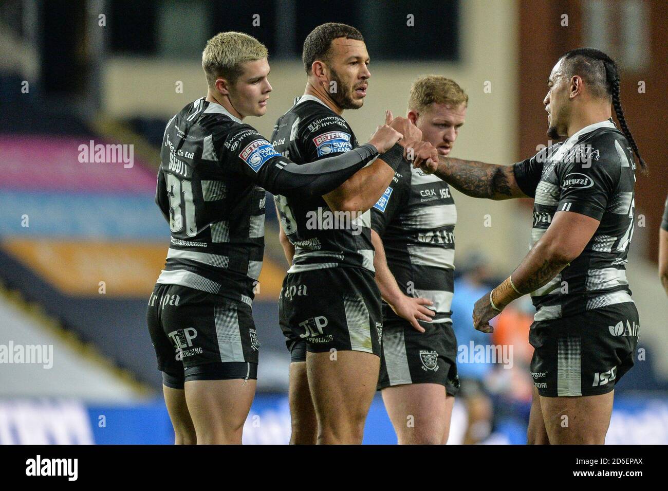 Cameron Scott si congratula con il marcatore Mata Fonua di Hull FC Foto Stock
