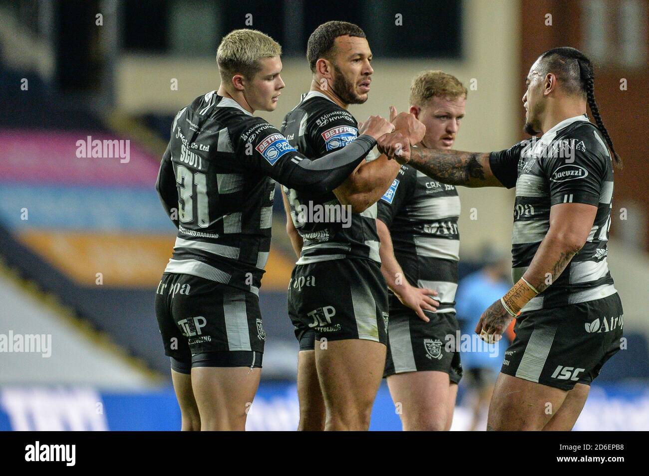 Cameron Scott si congratula con il marcatore Mata Fonua di Hull FC Foto Stock