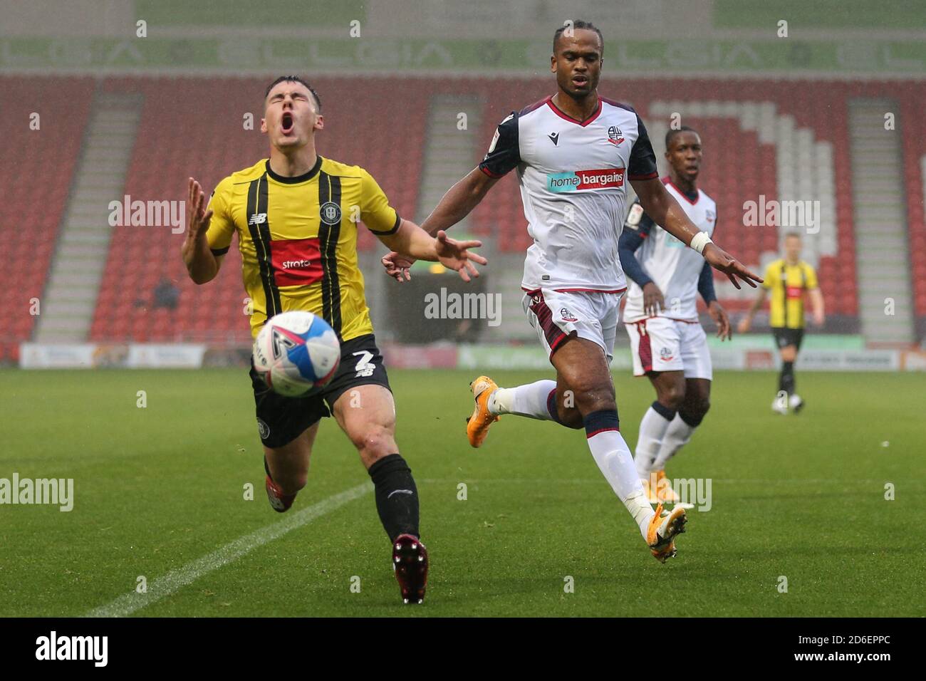Ryan Fallowfield (2) di Harrogate Town frustrato dopo aver guardato il corsa della palla fuori gioco Foto Stock