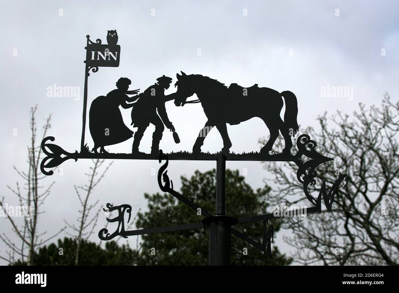 Alloway , Ayrshire Weathervanes sul sentiero dei poeti a Burns Heritage Park che racconta la storia di Tam o Shanter. TAM parte in uno stupore ubriaco dal pub locale sul suo trusty rubato Meg e incontrare il diavolo e le streghe a Alloway Auld Kirk, dove è inseguito sopra la Briga Auld e il suo cavallo perde la sua coda. Un attraente sentiero pedonale collega Burns Cottage con il sito principale del museo. Lungo il tragitto potrai avvistare la segnaletica creativa realizzata con le bestie timorose, Foto Stock