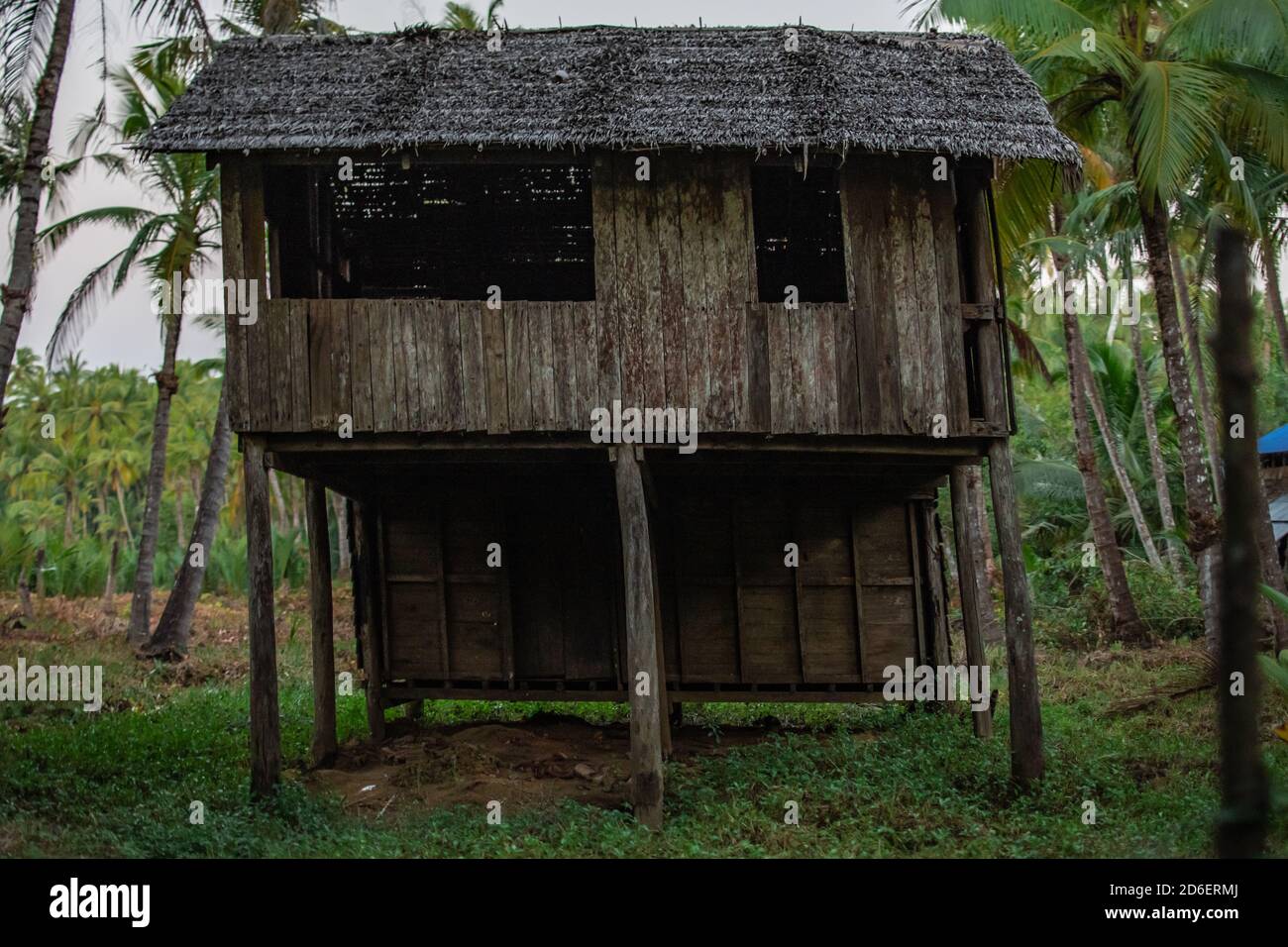 Una semplice casa di legno elevata in una foresta tropicale rurale tra Ngwesaung e Chaung Thar, Irrawaddy, Myanmar occidentale Foto Stock