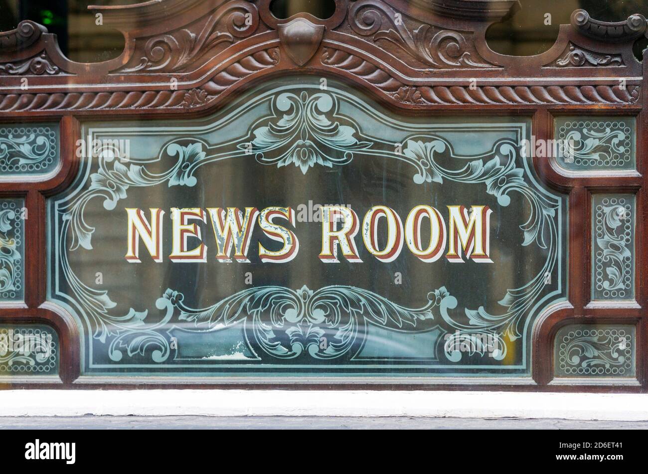 Una finestra della Lion Tavern, un pub di Liverpool Foto Stock