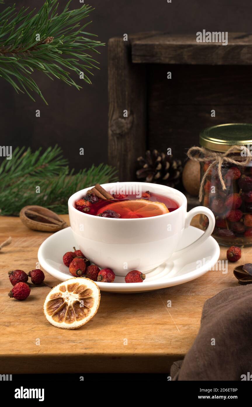 Bevanda di Natale con cannella e limone su sfondo ligneo. Foto Stock