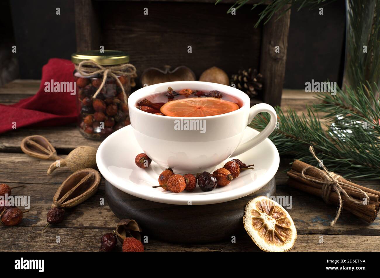 Felice anno 2021 e buon Natale, bevanda calda in una tazza su un sfondo di Natale. Foto Stock