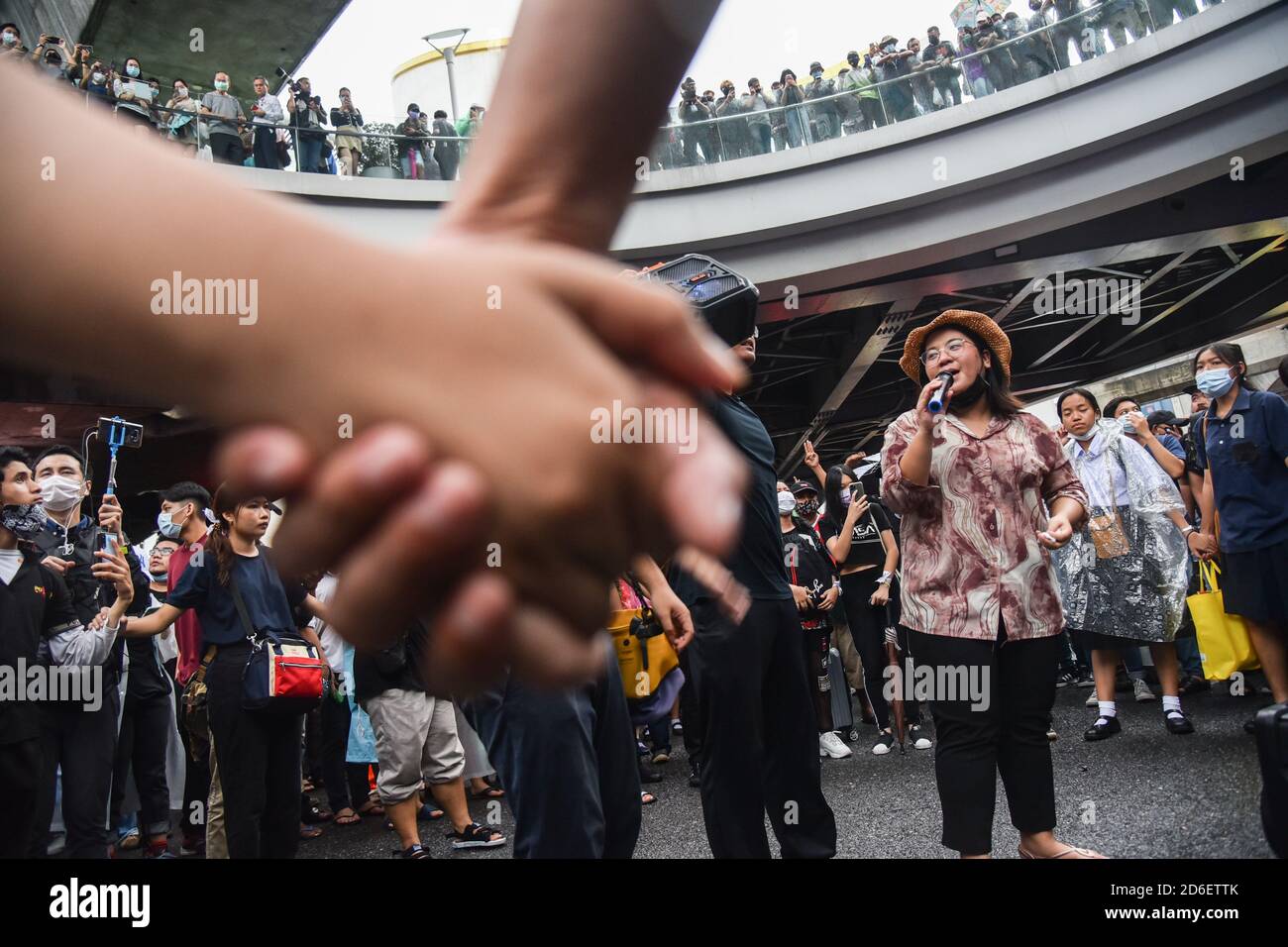 Bangkok, Thailandia. 16 Ott 2020. Jutatip Sirikhan (R) del presidente dell'Unione studentesca della Thailandia parla ai manifestanti durante la manifestazione.i manifestanti anti anti-governativi partecipano a una grande manifestazione all'incrocio di Pathumwan chiedendo le dimissioni del primo Ministro della Thailandia e la riforma della monarchia in seguito a uno "Stato di emergenza" dichiarato dal primo Ministro Prayut Chan-o-cha. La manifestazione si è conclusa con scontri con i manifestanti pro-democrazia e la polizia in rivolta. Credit: SOPA Images Limited/Alamy Live News Foto Stock