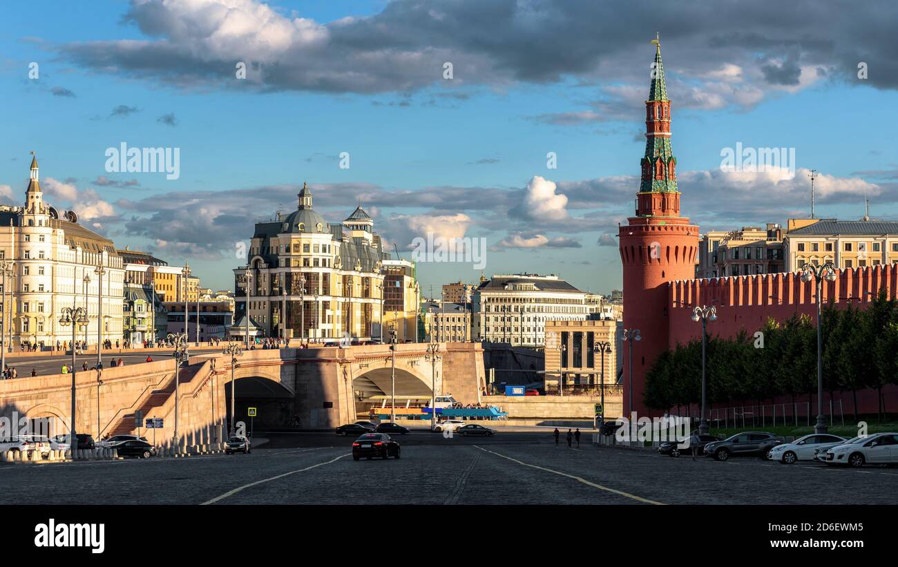 Il paesaggio urbano di Mosca, vista dalla Piazza Rossa al Ponte Moskvoretsky di Bolshoy, Russia. Il famoso vecchio Cremlino sulla destra. Panorama del centro di Mosca al tramonto. Foto Stock