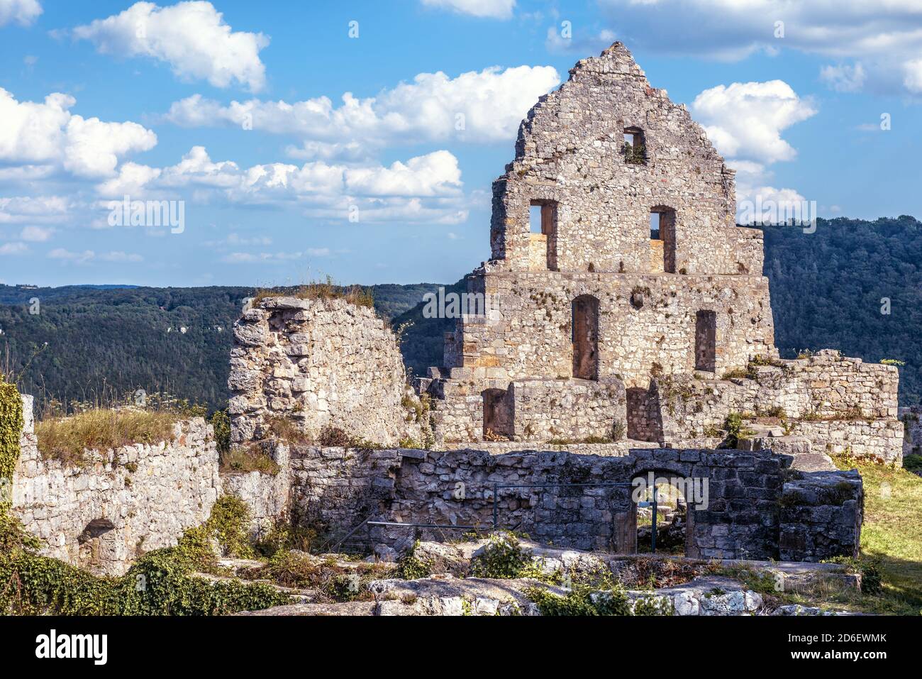 Rovine del castello medievale di Hohenurach vicino a Bad Urach, Germania. Scenario di abbandonato castello tedesco sulla cima della montagna in estate. Questo vecchio castello è turistico Foto Stock