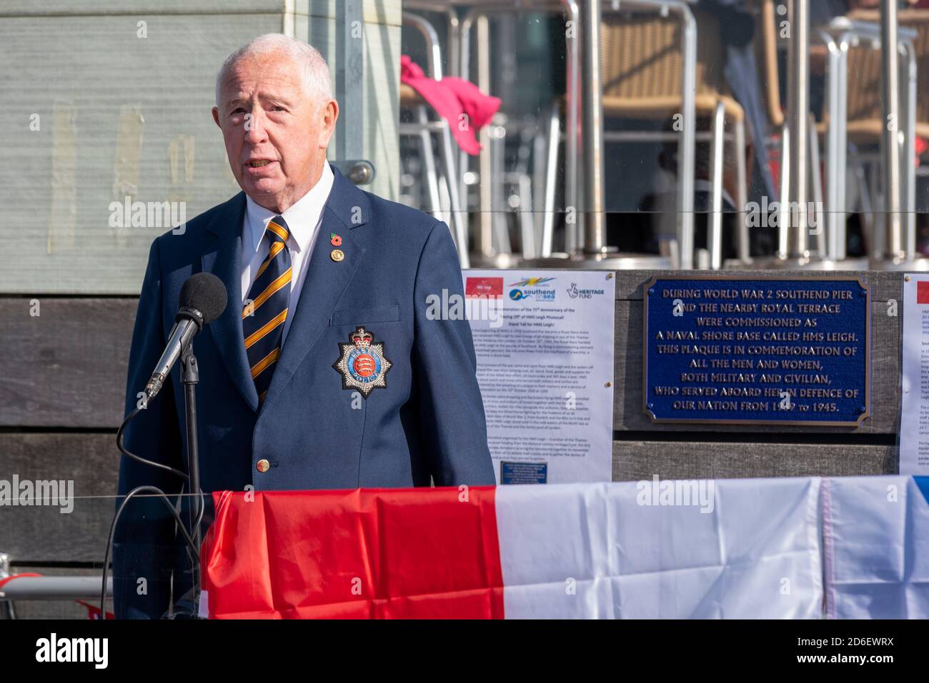 parlando alla presentazione di una targa commemorativa per il servizio di guerra del molo Foto Stock