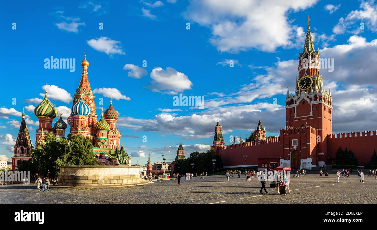 Mosca - 23 luglio 2020: La gente cammina sulla Piazza Rossa a Mosca, Russia. Vista panoramica sulla Cattedrale di San Basilio e sul Cremlino di Mosca. Questo posto è famoso t Foto Stock