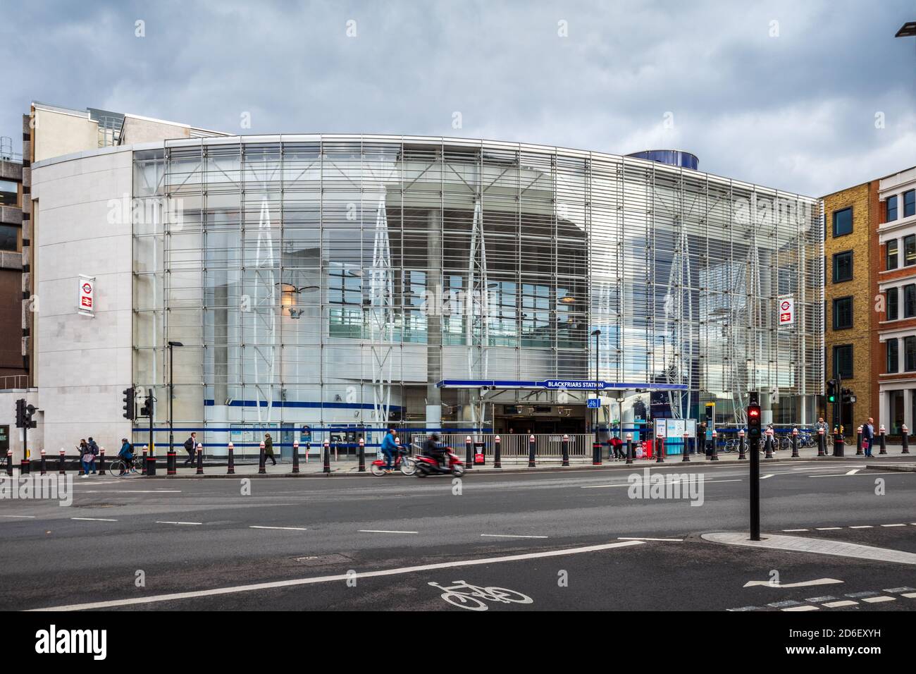 Stazione di Blackfriars, entrata nord su Queen Victoria Street. Riaperto nel 2012 dopo importanti lavori di ristrutturazione. Foto Stock