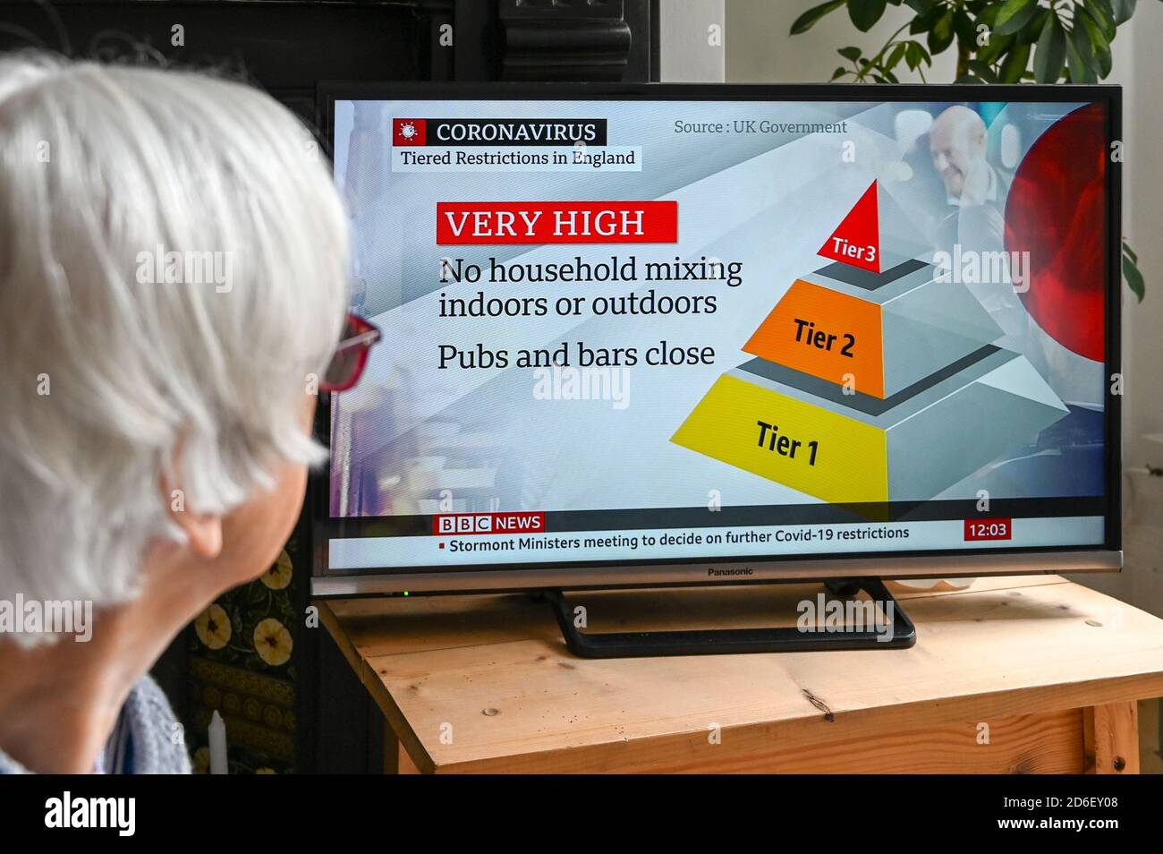 Notizie televisive che annunciano il nuovo sistema a tre livelli per il controllo di Covid-19 in Inghilterra Regno Unito, ottobre 2020. Foto Stock