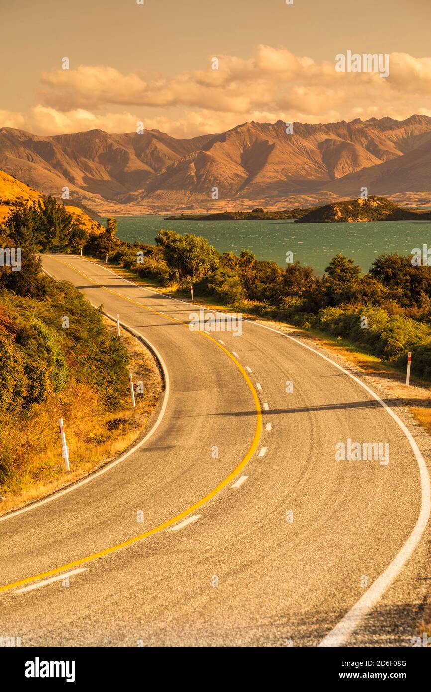 Strada per Glenorchy al tramonto, Lago Wakatipu, Queenstown, Otago, Isola del Sud, Nuova Zelanda, Oceania Foto Stock