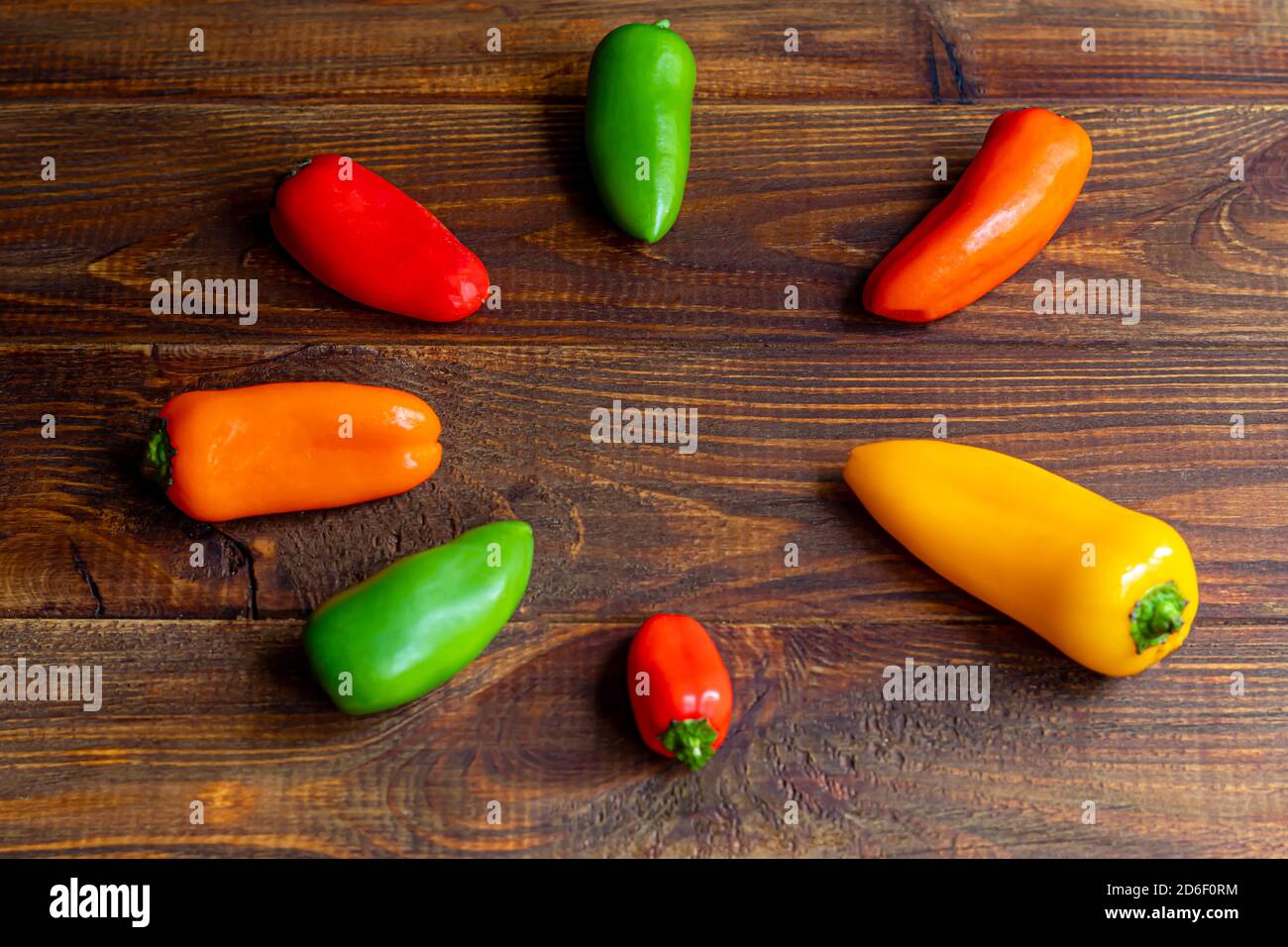 Peperoni multicolore bulgari su tavola di legno. Cibo sano, vitamine. Spazio di copia. Foto Stock
