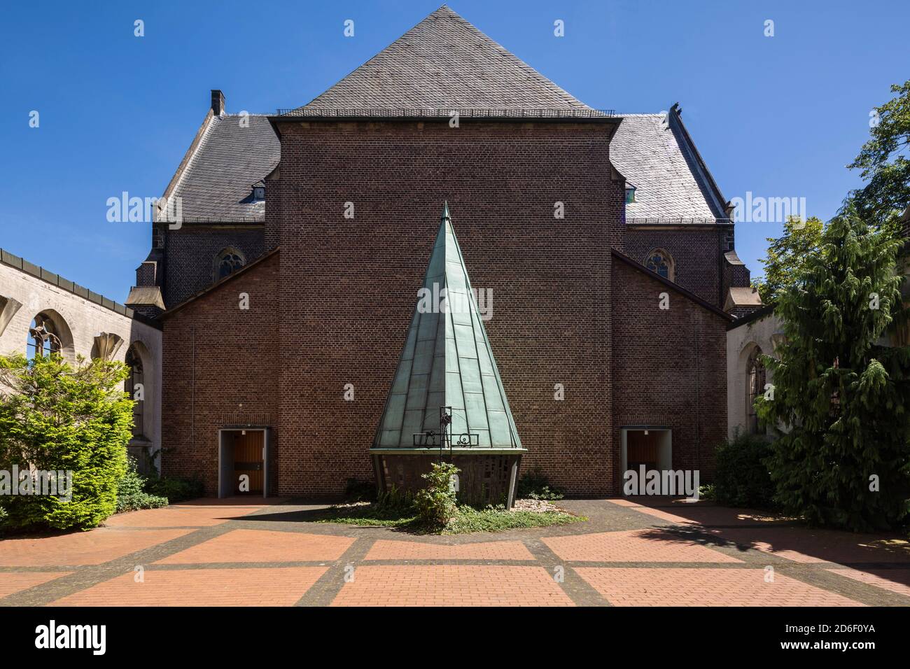 Deutschland, Dorsten-Holsterhausen, Lippe, zona Ruhr, Hohe Mark Westmuensterland parco naturale, Muensterland, Westfalia, Renania Settentrionale-Vestfalia, Neue St. Antoniuskirche, chiesa parrocchiale cattolica, neo-gotico, cortile interno, atrio *** Local Caption *** Foto Stock