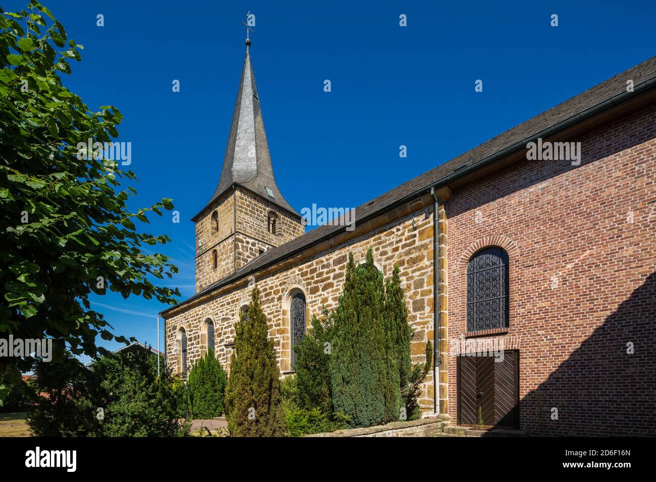 Deutschland, Dorsten-Rhade, Lippe, zona Ruhr, Parco Naturale Hohe Mark Westmuensterland, Muensterland, Westfalia, Nord Reno-Westfalia, Nord Reno-Westfalia, Chiesa di San Urbanus, Chiesa parrocchiale cattolica, chiesa del villaggio *** Local Caption *** Foto Stock