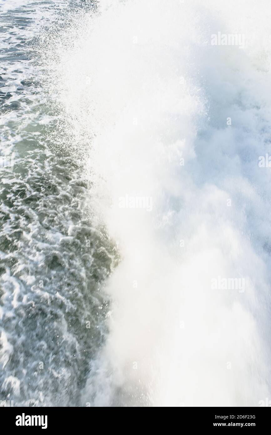 Mare, acqua, silenzio e potenza idrica, l'onda di prua e lo spray. Foto Stock