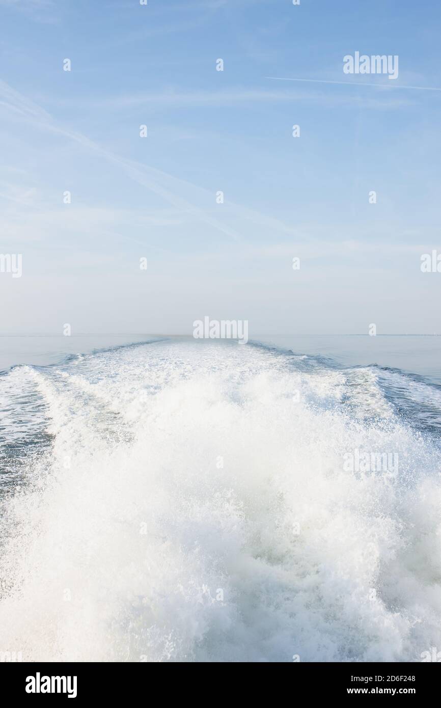 Mare, acqua, silenzio e potenza idrica, l'onda di prua e lo spray. Foto Stock
