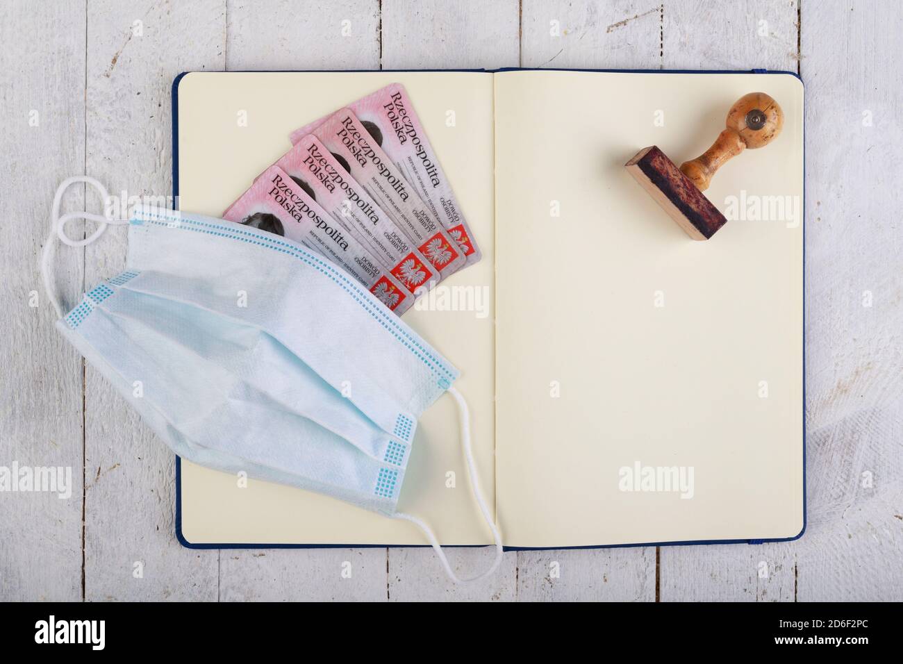 Carta d'identità e maschera medica. Francobolli e accessori medicali. Sfondo scuro. Foto Stock