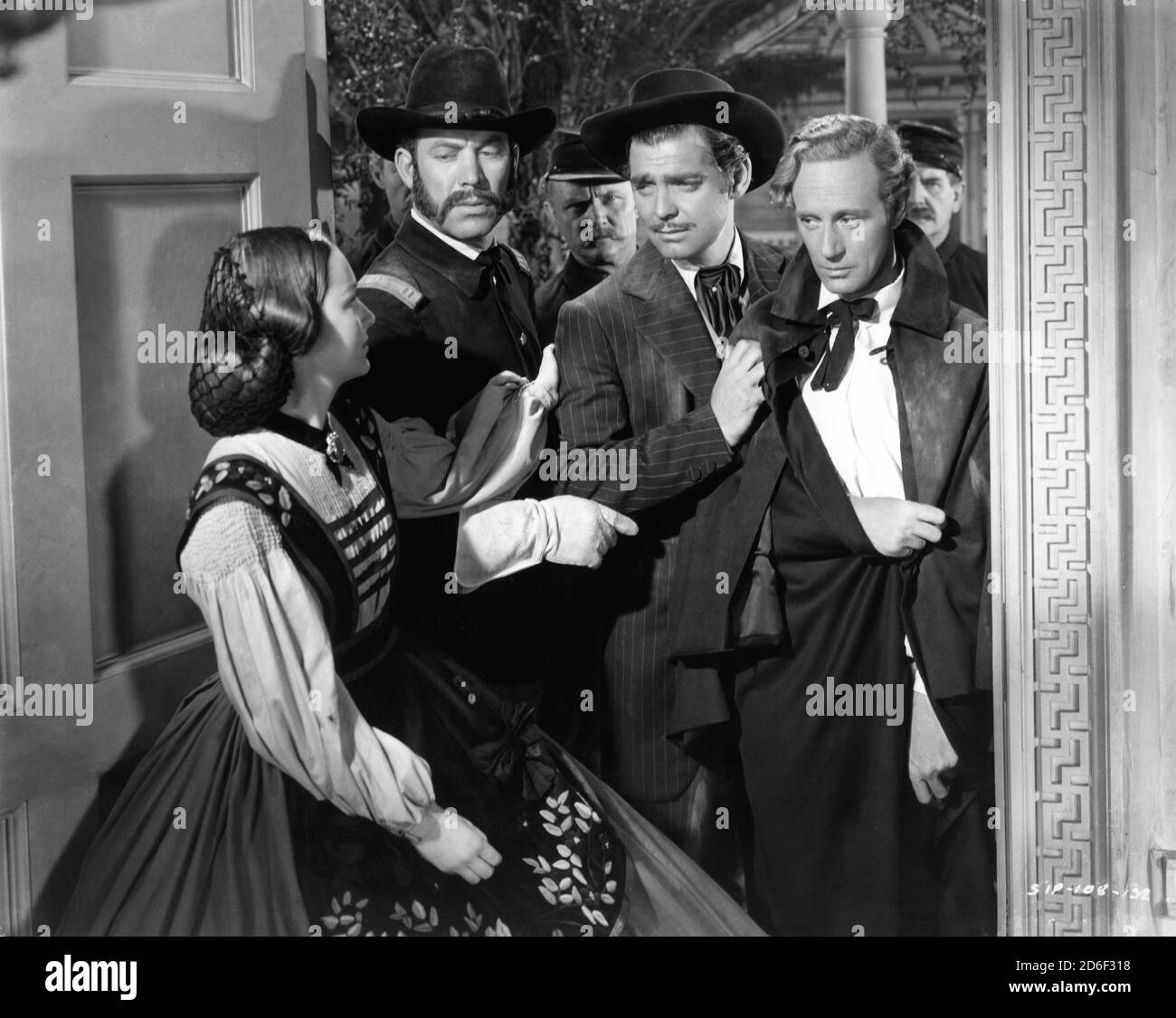 OLIVIA de HAVILLAND WARD BOND CLARK GABLE e LESLIE HOWARD in GONE WITH THE WIND 1939 regista VICTOR FLEMING romanzo Margaret Mitchell musica Max Steiner costumi Walter Plunkett produttore David O. Selznick Selznick International Pictures / Metro Goldwyn Mayer Foto Stock