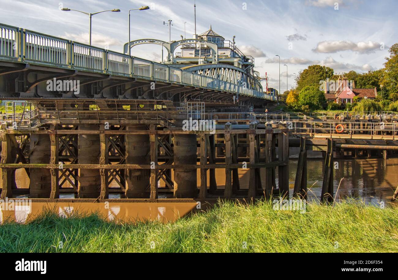 Vista del Sutton Bridge dalla riva del fiume a Sutton Bridge, Lincolnshire. Inizialmente utilizzato per il trasporto ferroviario e su strada. Foto Stock