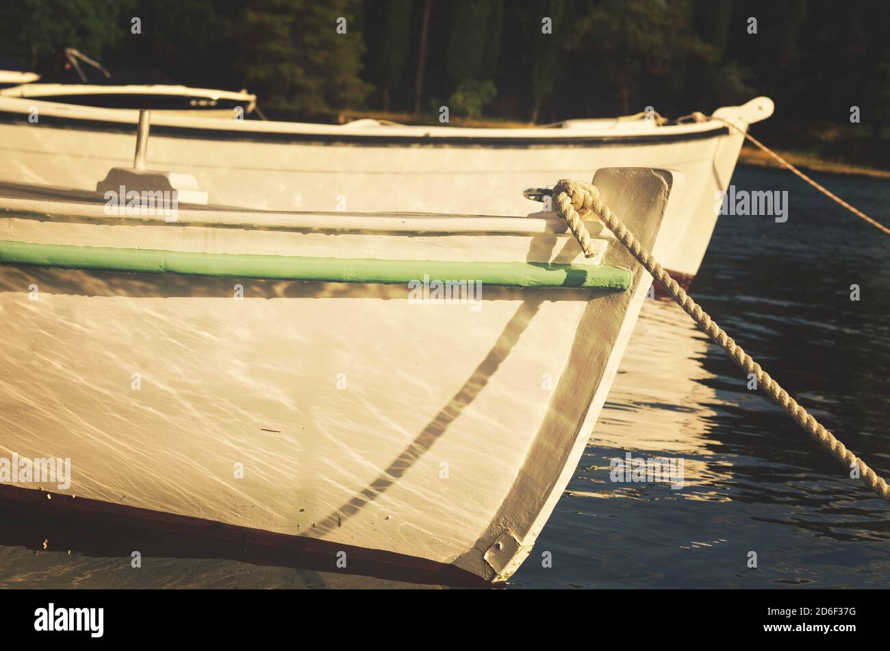 Piccole barche da pesca in un villaggio di pescatori, Tivat, Montenegro Foto Stock