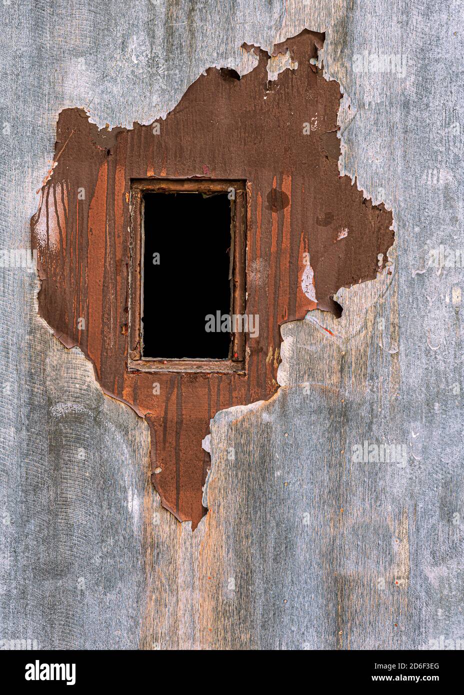Finestra rettangolare nera aperta su porta di legno con vernice da peeling Foto Stock