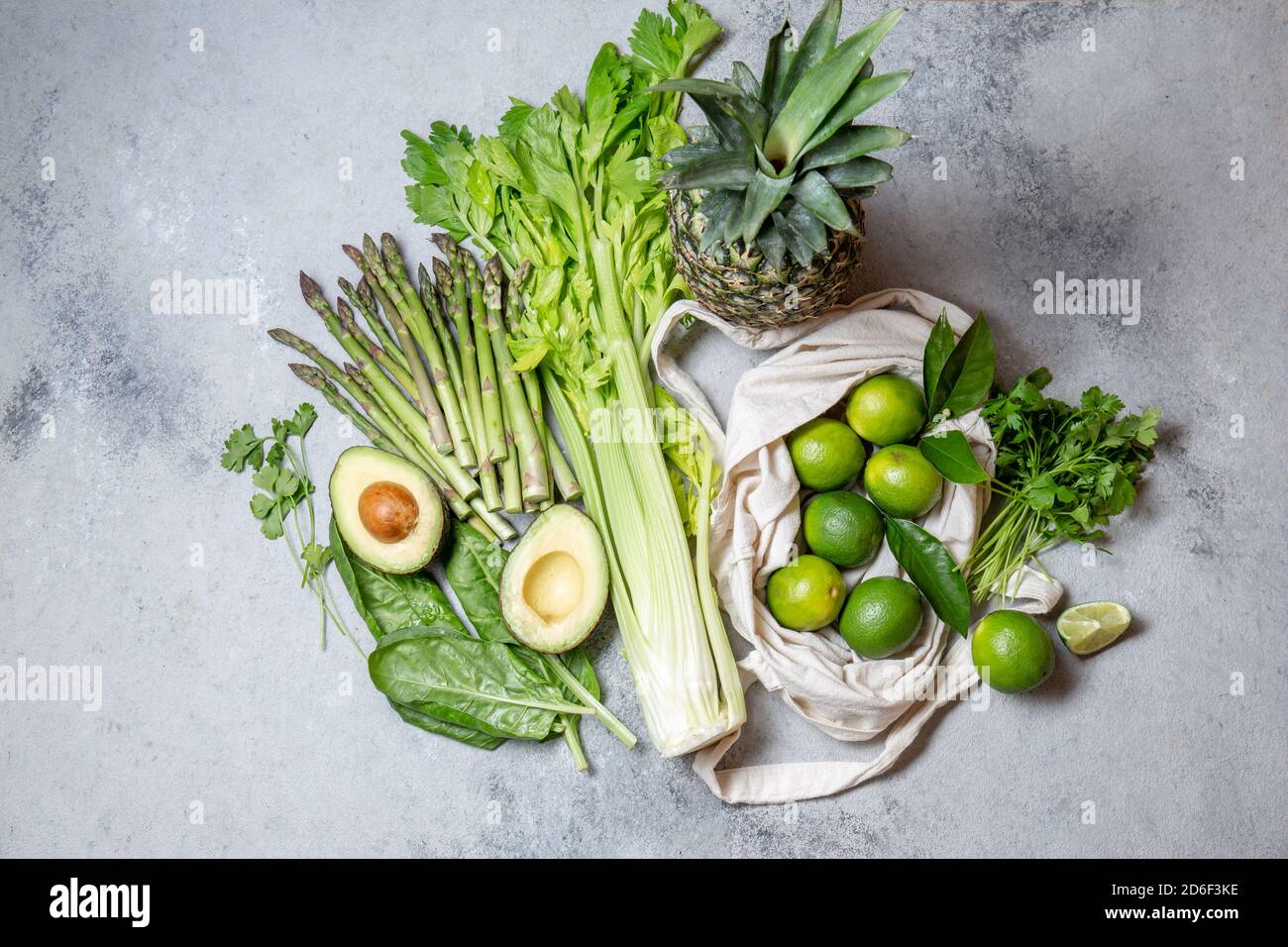 Ingredienti alimentari sani verdure e frutta gree su sfondo grigio. Foto Stock