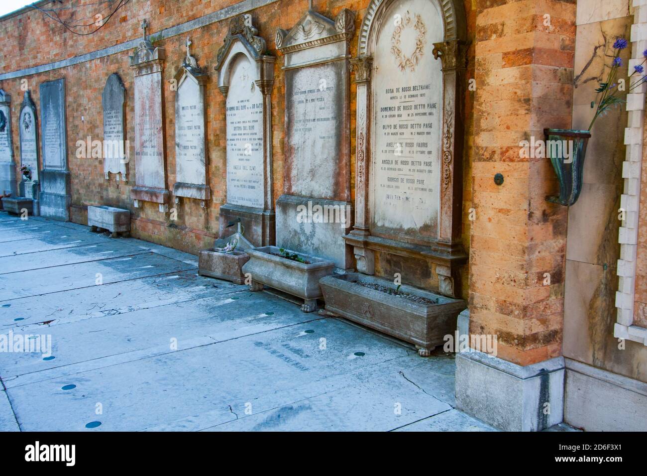 Venezia, Italia- Agosto 2013: Tombe in cimitero sull'isola di San Michele, Venezia, Veneto, Laguna Veneziana, Italia, Europa Foto Stock