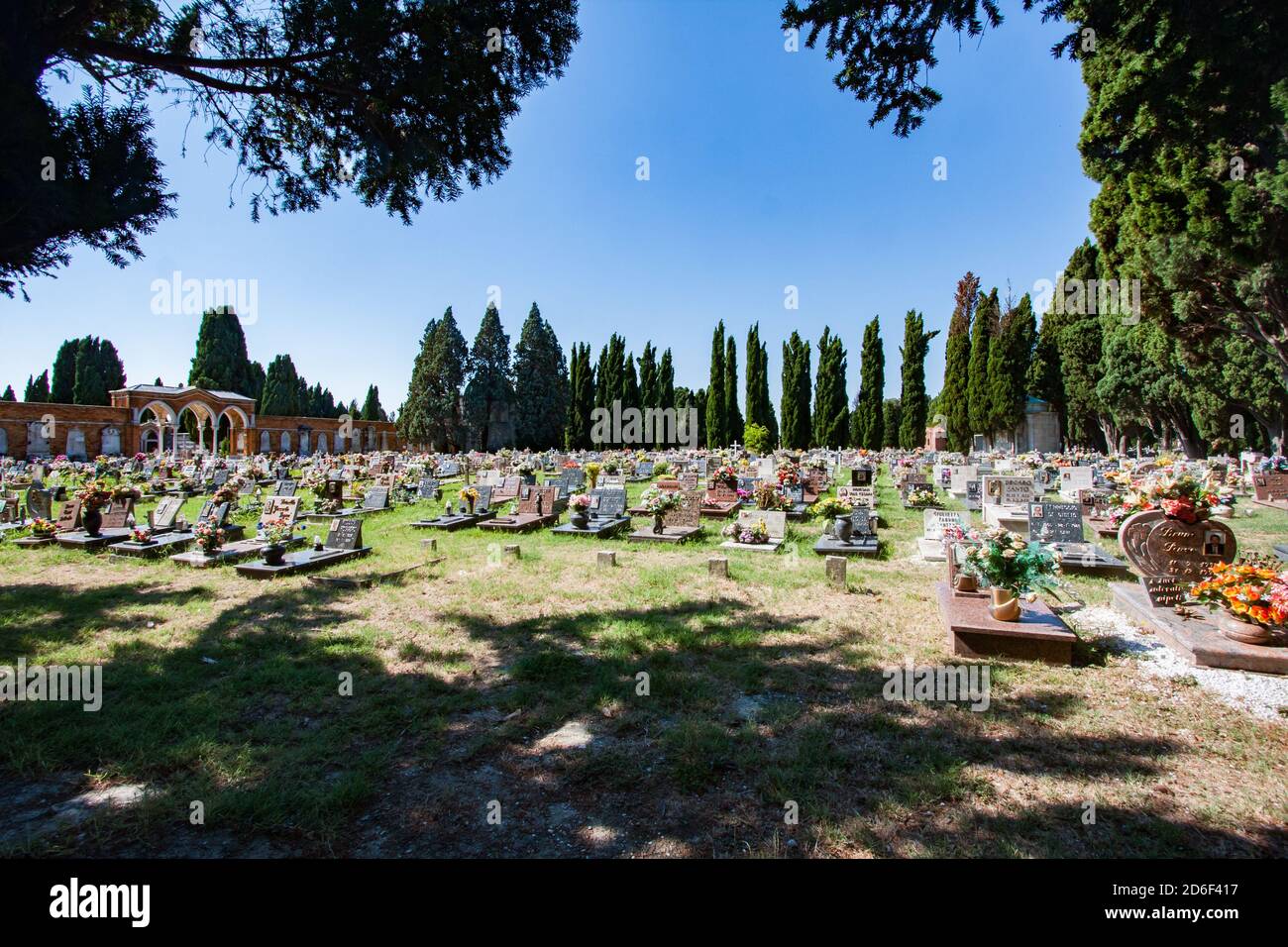 Venezia, Italia- Agosto 2013: Tombe in cimitero sull'isola di San Michele, Venezia, Veneto, Laguna Veneziana, Italia, Europa Foto Stock