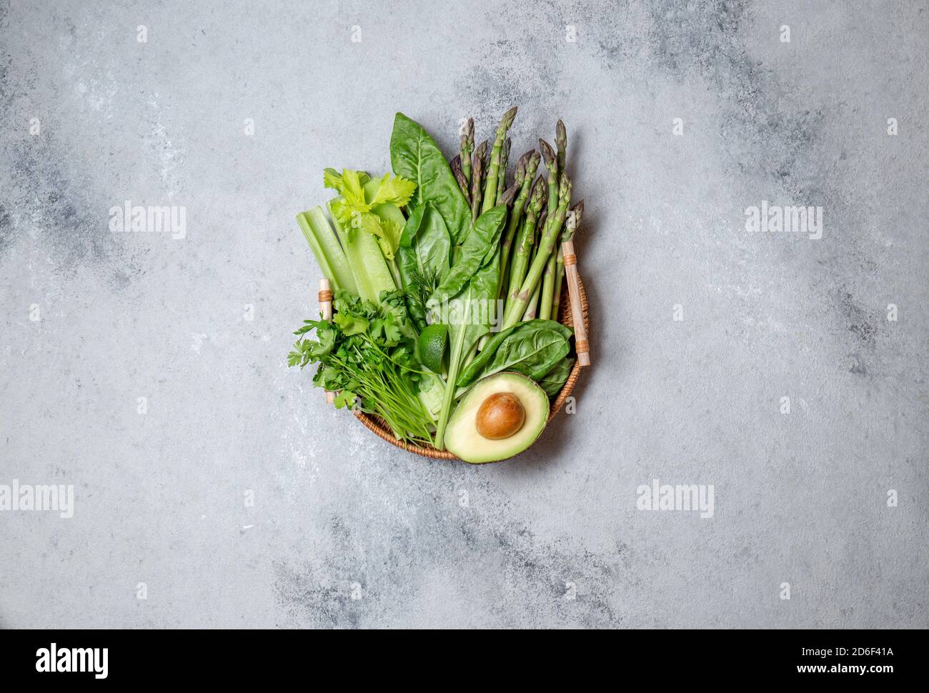 Ingredienti alimentari sani verdure e frutta gree su bambù provare sfondo grigio. Foto Stock