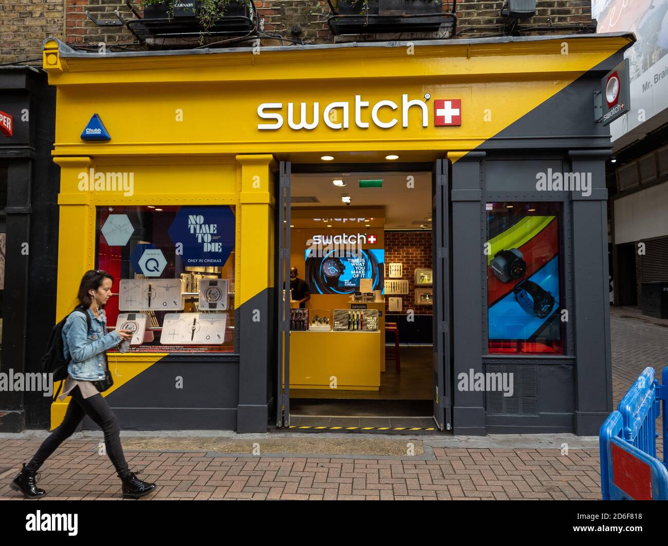 Una filiale del produttore e rivenditore svizzero di orologi Swatch in Carnaby Street. Foto Stock