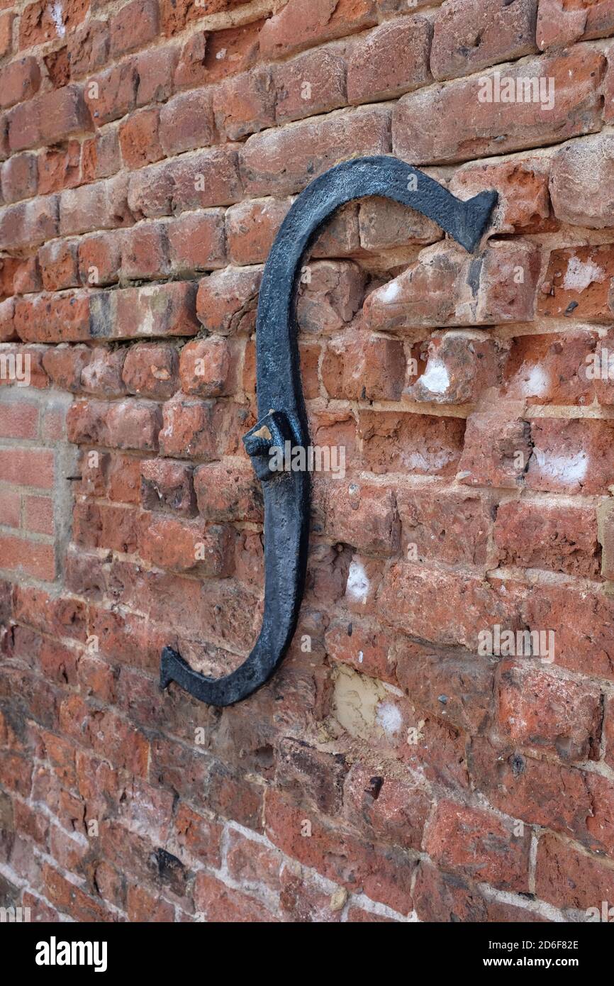Metal S ha danneggiato le barre di supporto delle pareti, su un vecchio edificio in Inghilterra Foto Stock