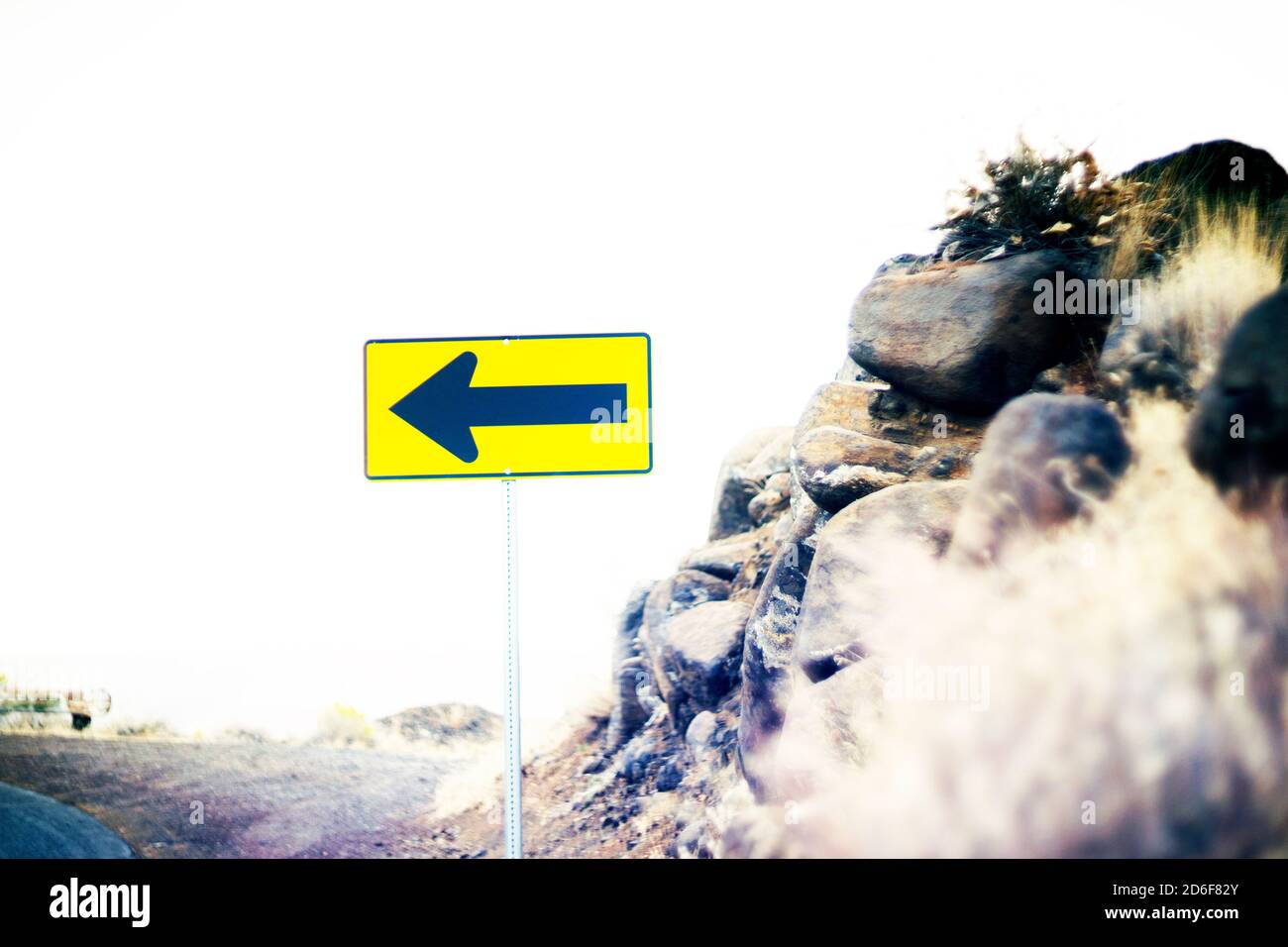 Cartello direzionale sul bordo della strada Foto Stock