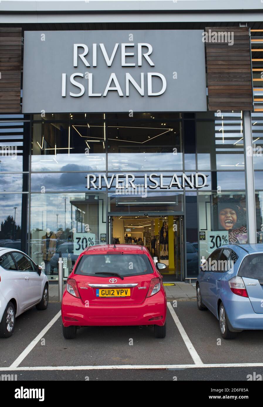 Un negozio River Island nel parco al dettaglio A1, Biggleswade, Beds, Inghilterra Foto Stock