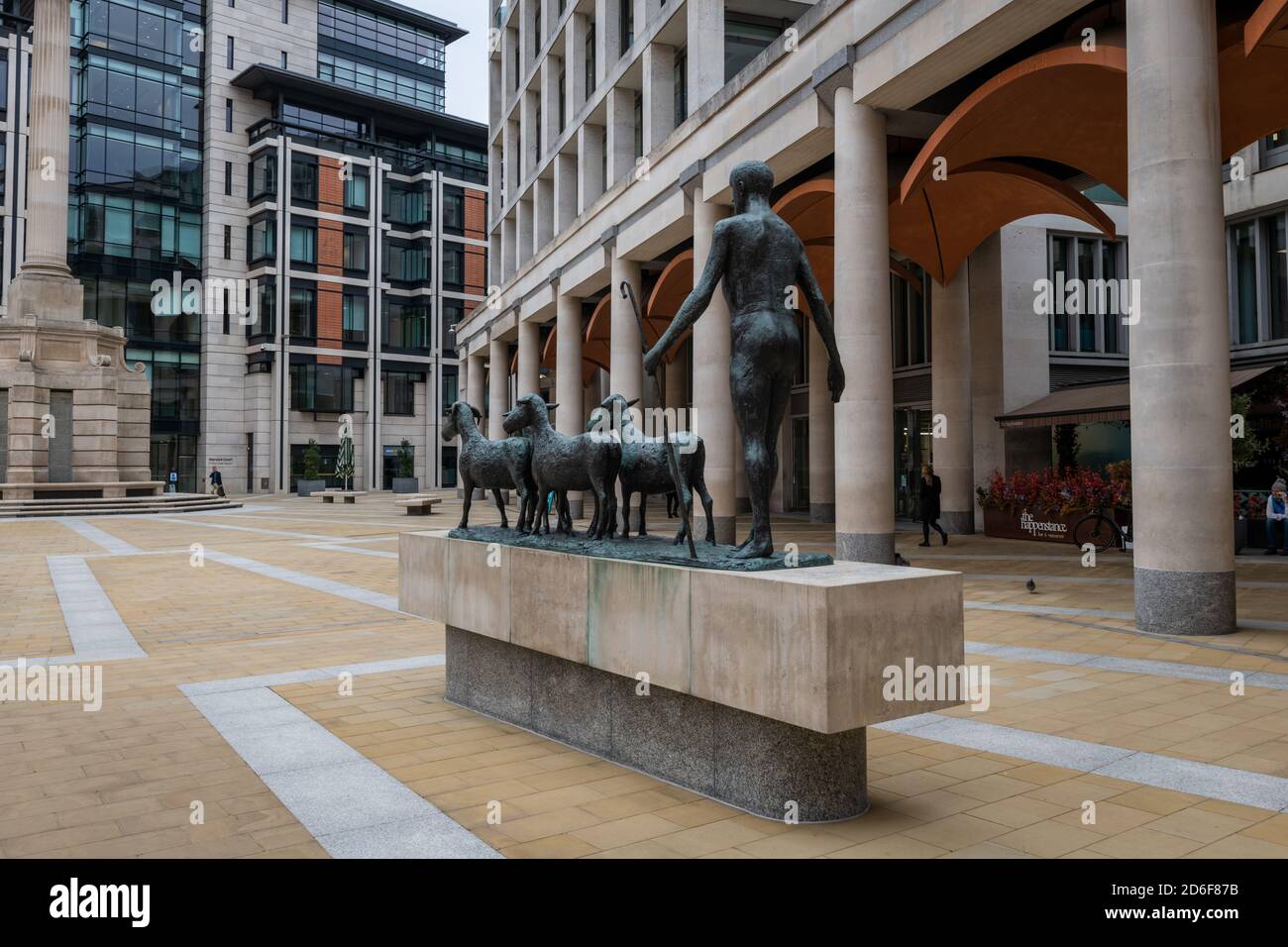 Piazza Paternoster che mostra la scultura all'esterno dell'edificio della Borsa di Londra. Foto Stock